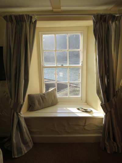 island-cottage-window-seat